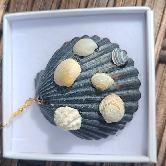 Shell earrings - Picture 3 of 4